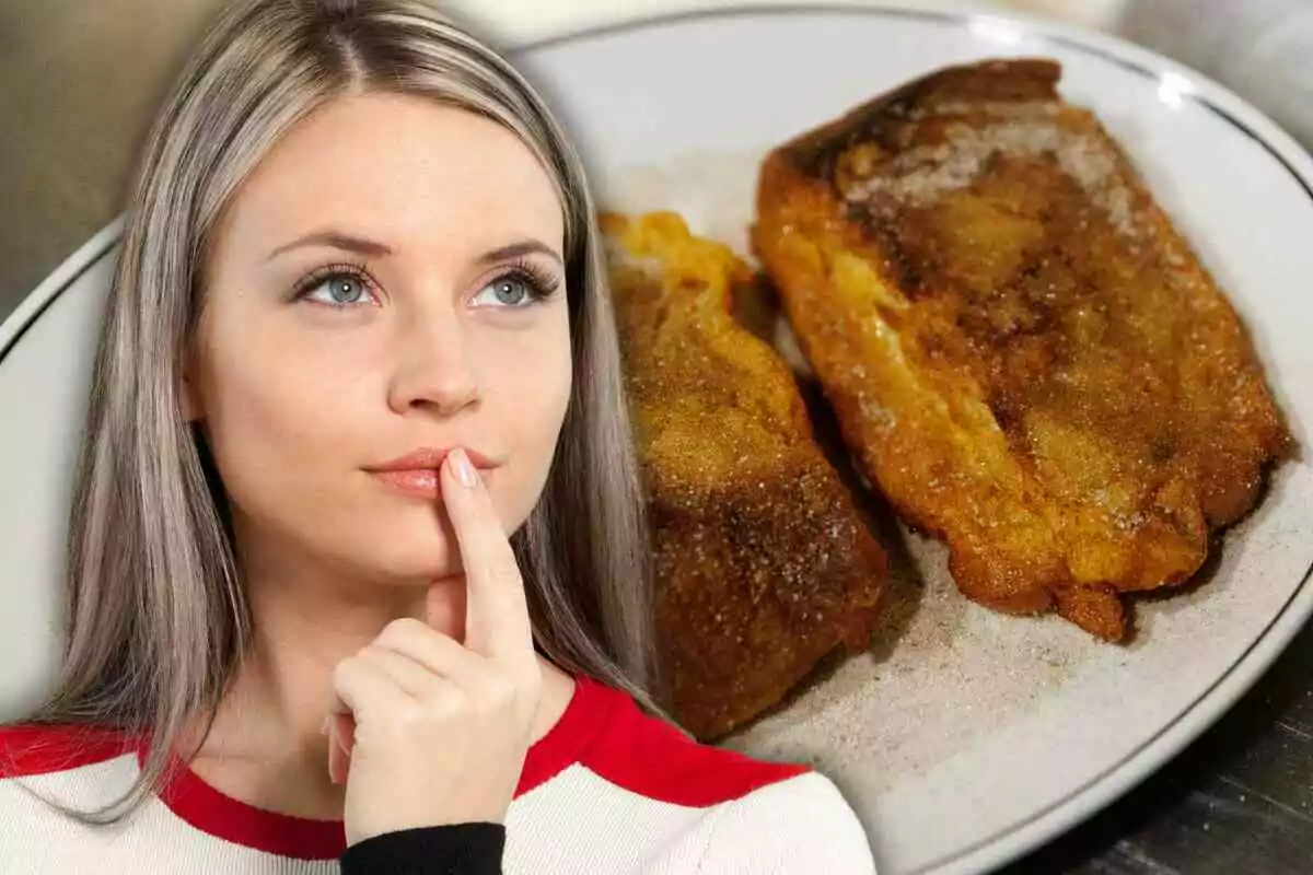 Una mujer pensativa con el dedo en los labios y un plato de torrijas.