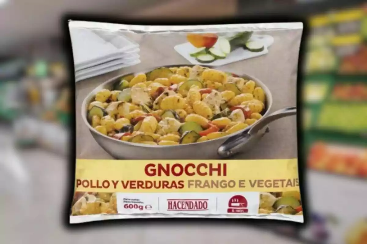 Paquete de gnocchi con pollo y verduras de la marca Hacendado de Mercadona mostrando una imagen del plato preparado en un bol. Paquete de gnocchi con pollo y verduras de la marca Hacendado de Mercadona mostrando una imagen del plato preparado en un bol.
