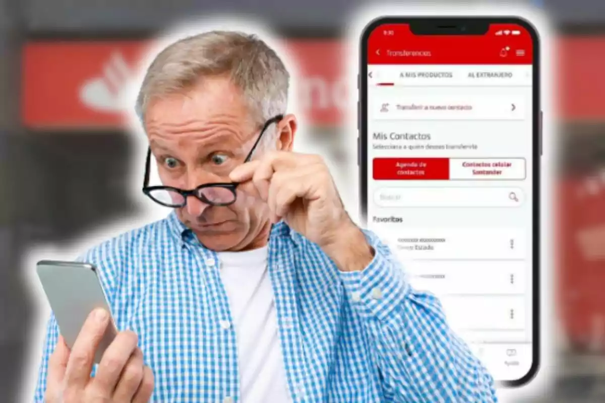 Hombre mayor con camisa a cuadros mirando sorprendido su teléfono móvil con una aplicación del Banco Santander abierta en la pantalla. Hombre mayor con camisa a cuadros mirando sorprendido su teléfono móvil con una aplicación del Banco Santander abierta en la pantalla.