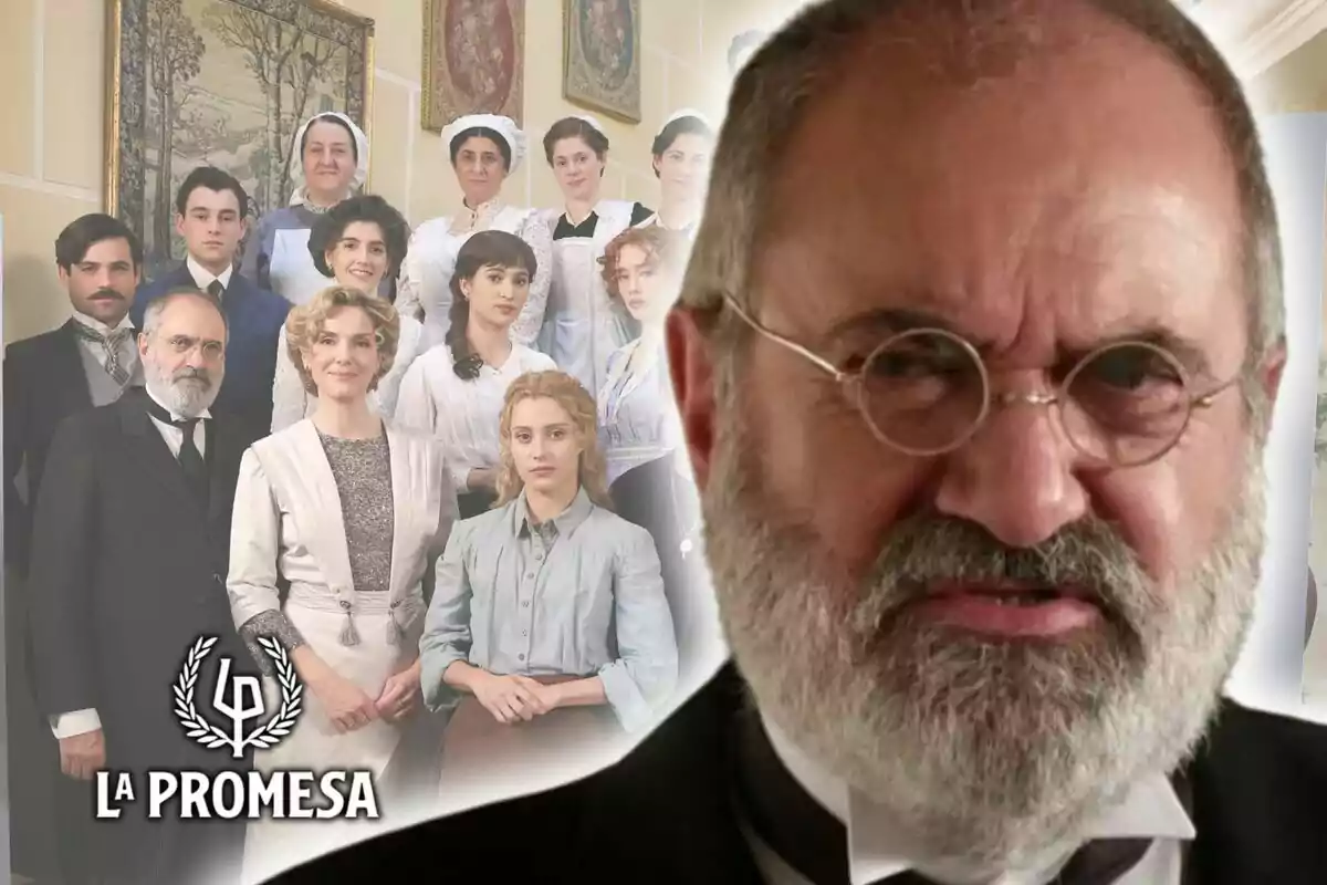 Un grupo de personas vestidas con ropa de época posan en una habitación decorada con tapices formando el cartel promocional de la serie 'La Promesa', mientras un hombre mayor con barba y gafas, que es el actor Joaquín Climent, aparece en primer plano.