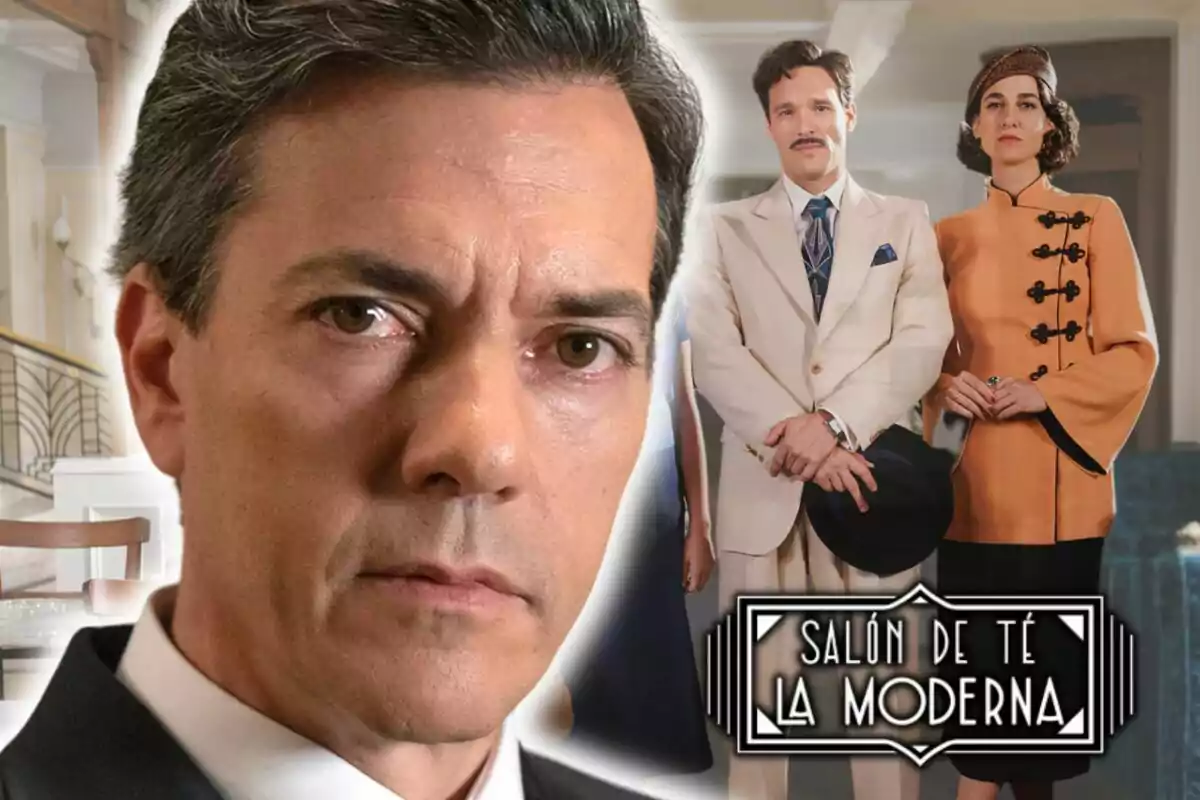 El actor Miguel Hermoso en primer plano con expresión seria y dos personas al fondo vestidas de manera elegante junto a un cartel que dice "Salón de Té La Moderna".