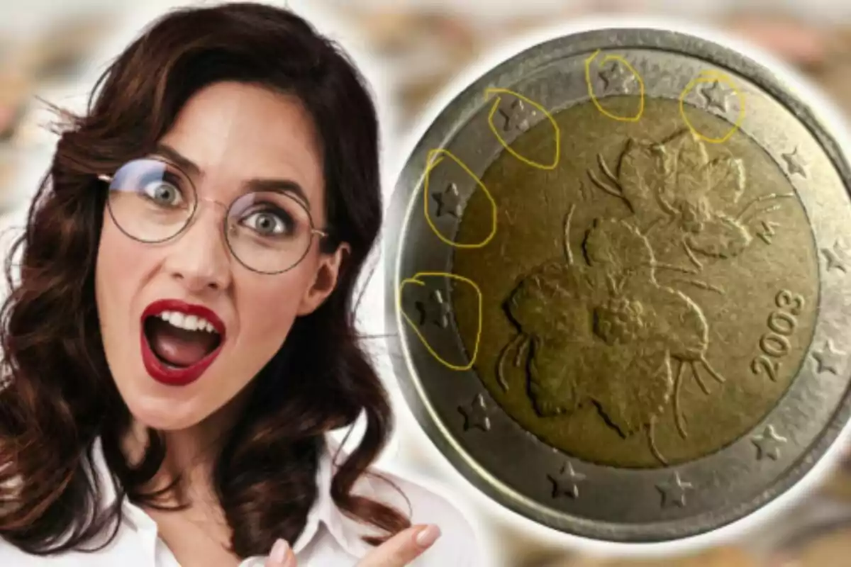 Una mujer con expresión de sorpresa señala una moneda de dos euros con marcas amarillas alrededor de las estrellas. Una mujer con expresión de sorpresa señala una moneda de dos euros con marcas amarillas alrededor de las estrellas.