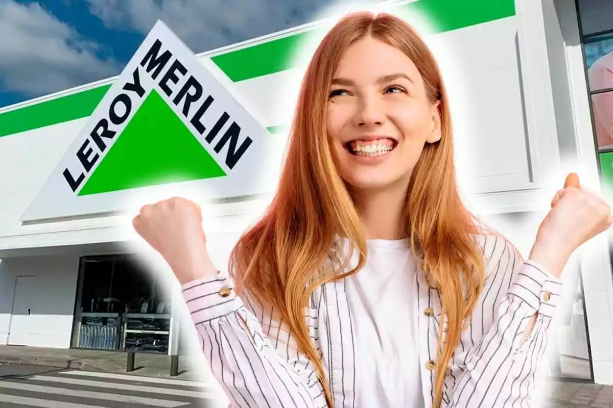 Una mujer sonriente con los puños levantados frente a una tienda de Leroy Merlin.