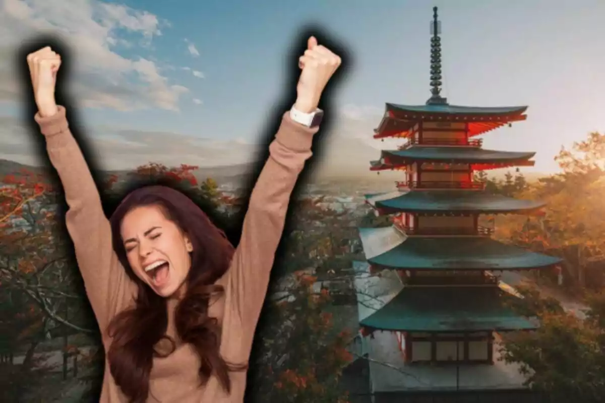 Mujer emocionada con los brazos levantados junto a una pagoda japonesa al atardecer.