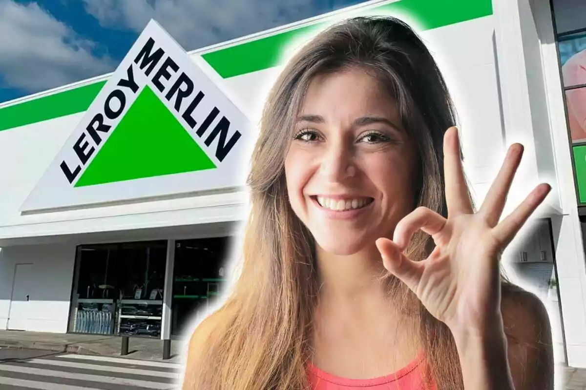 Una mujer sonriente hace un gesto de aprobación con la mano frente a una tienda de Leroy Merlin.