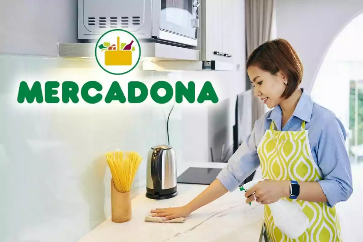 Una persona limpiando una encimera de cocina con un paño y un spray, junto a un hervidor y un recipiente con espaguetis, con el logo de Mercadona en la parte superior.