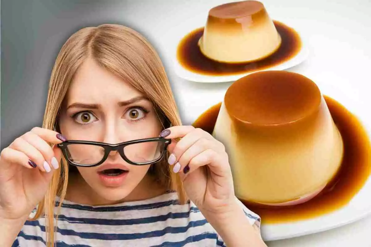 Una persona con expresión de sorpresa sostiene sus gafas mientras observa dos flanes con caramelo en un plato.