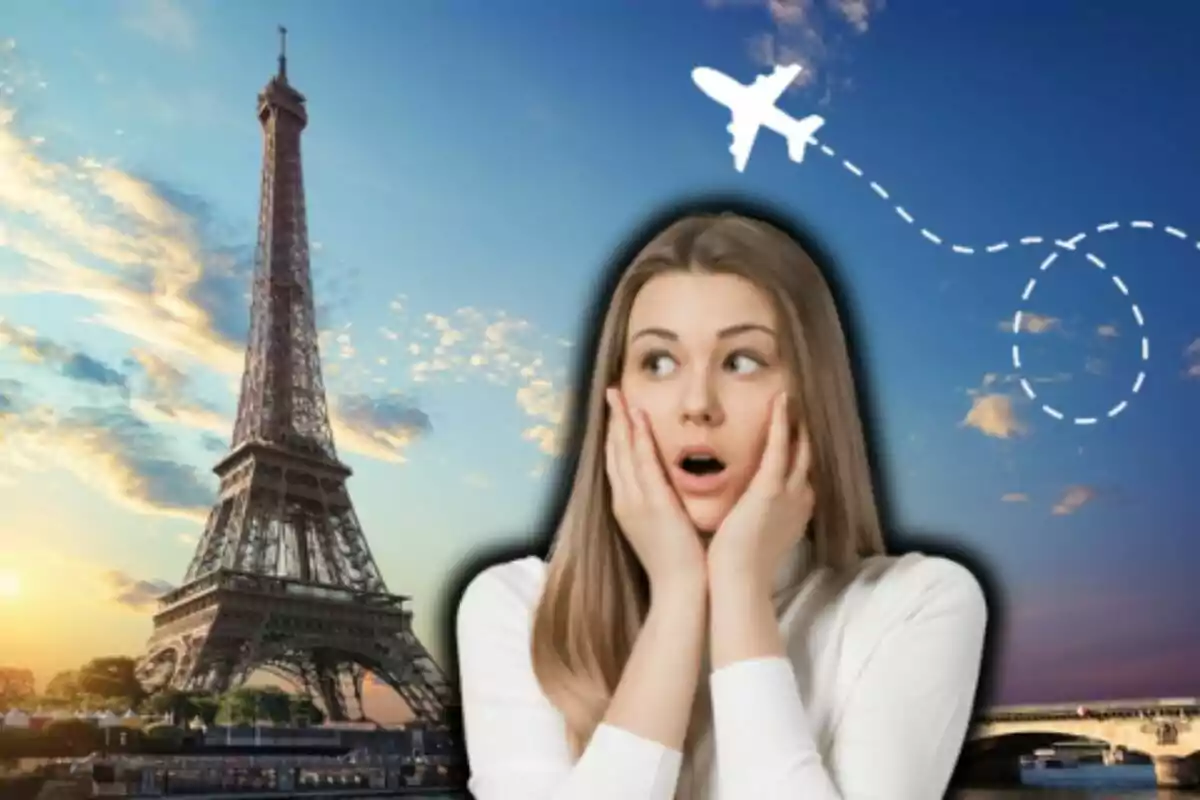 Mujer sorprendida con las manos en el rostro frente a la Torre Eiffel y un avión en el cielo.