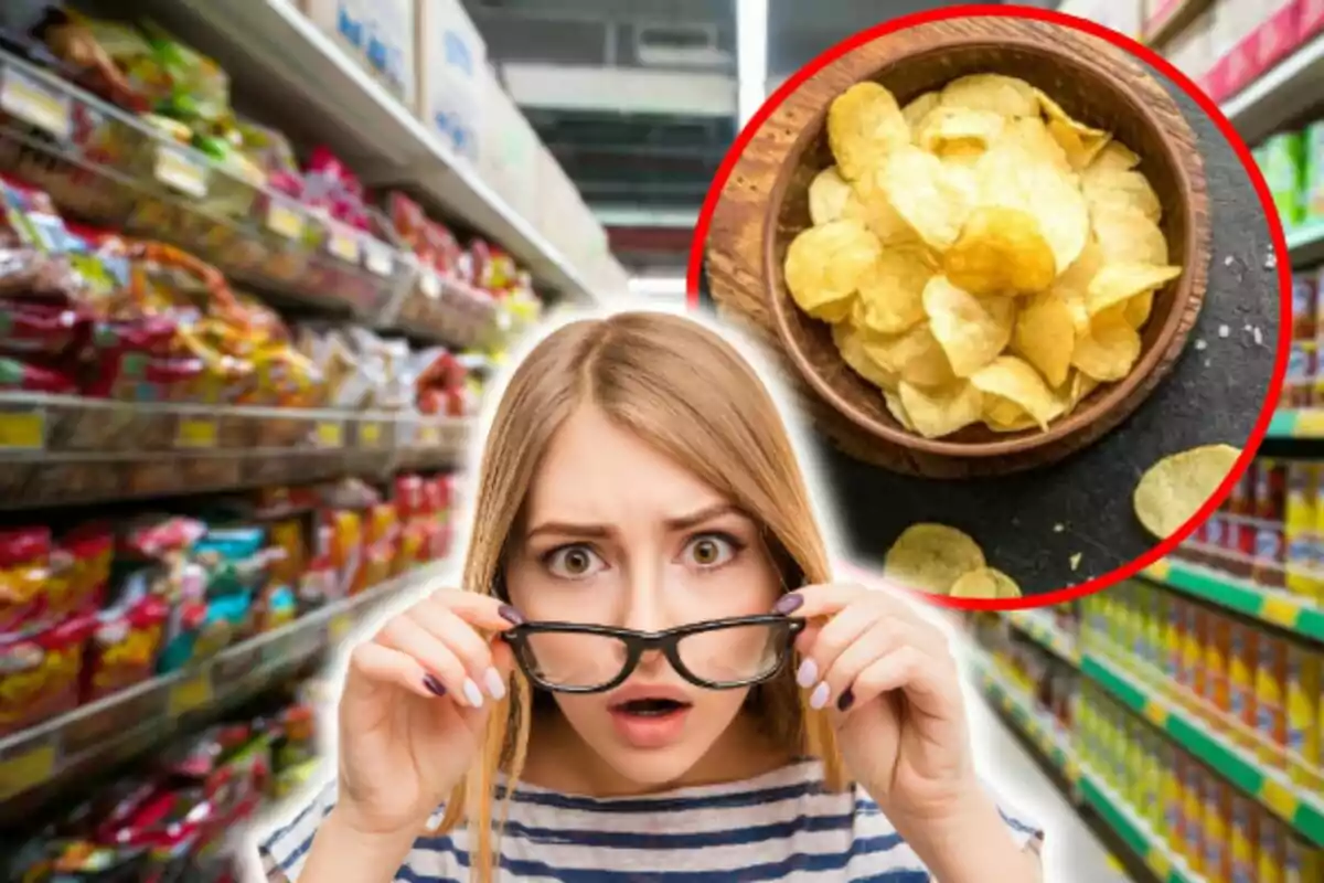 Una mujer sorprendida en un pasillo de supermercado con una imagen de papas fritas en un círculo rojo.