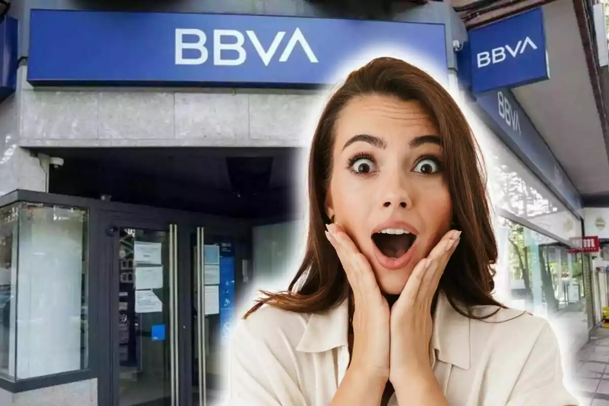 Mujer sorprendida frente a una sucursal de BBVA.