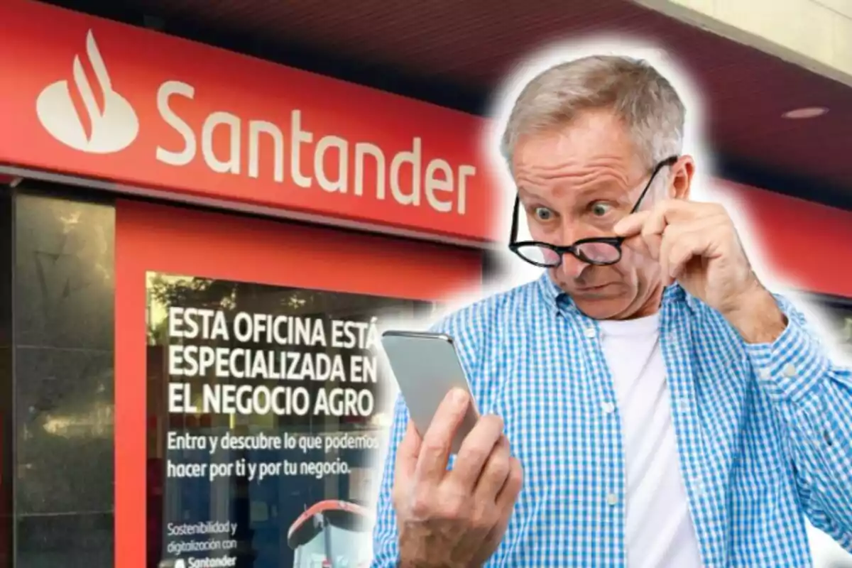 Hombre mayor mirando su teléfono frente a una sucursal del banco Santander especializada en el negocio agro.