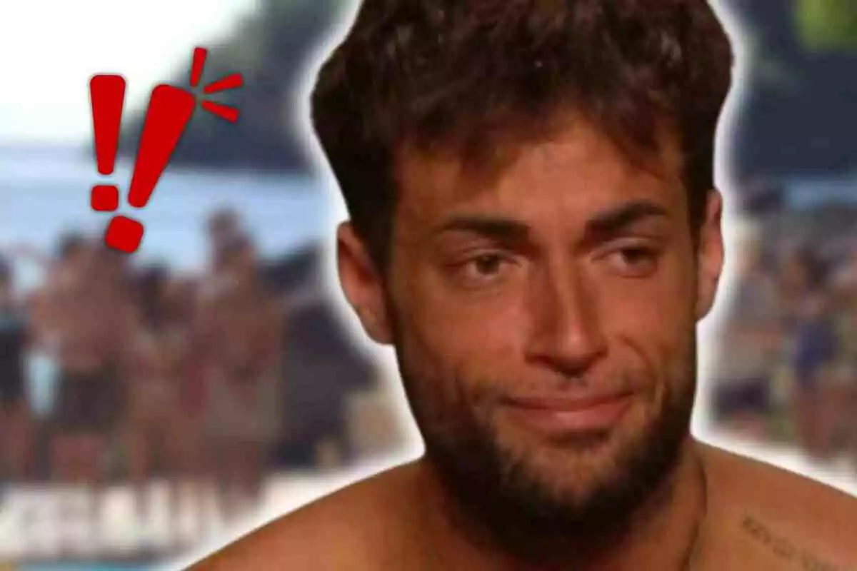Montoya con expresión de resignación o tristeza en primer plano con fondo de playa desenfocado y signos de exclamación rojos a la izquierda