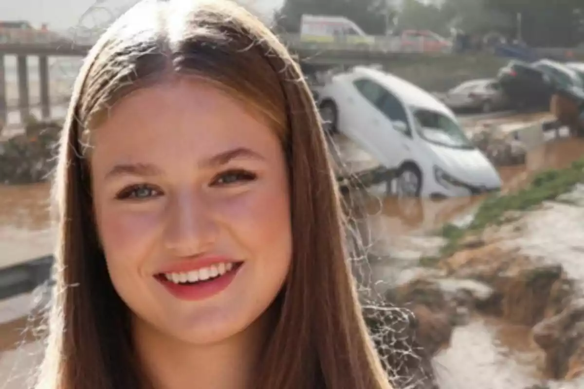 Montaje de fotos de la princesa Leonor de Borbón sonriente con cabello largo y lacio en primer plano mientras en el fondo se observa un coche blanco parcialmente sumergido en agua.