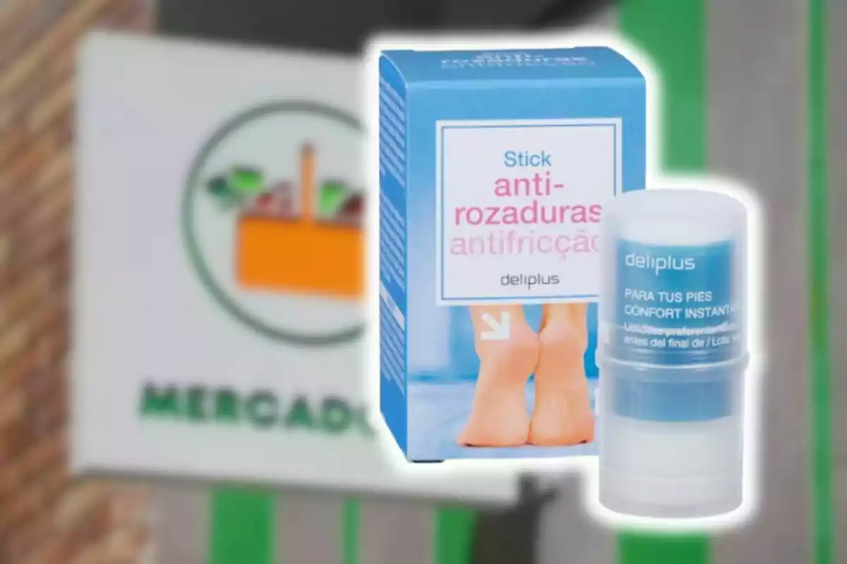 Un producto anti-rozaduras de la marca Deliplus se muestra frente a un cartel de Mercadona. Un producto anti-rozaduras de la marca Deliplus se muestra frente a un cartel de Mercadona.
