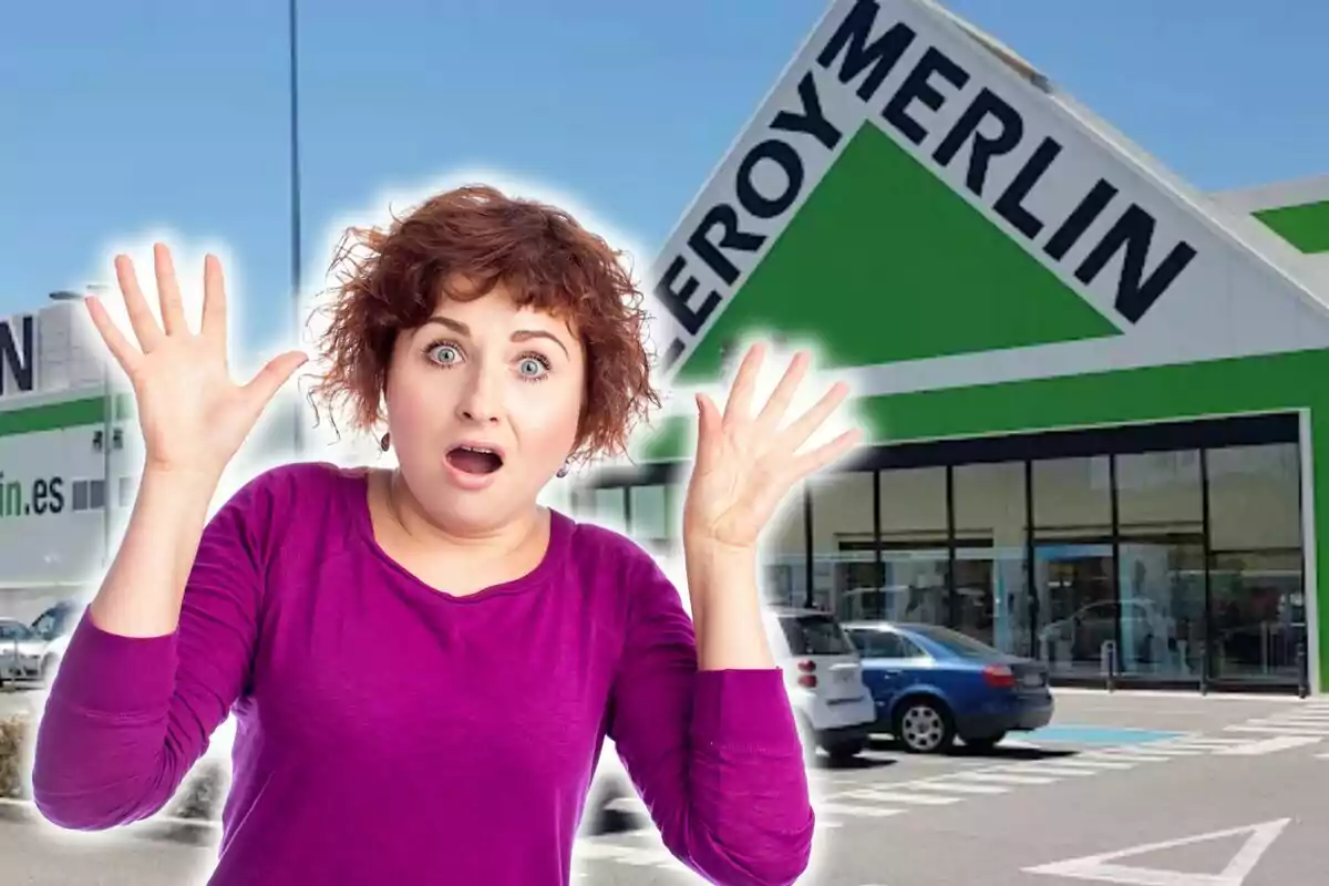 Mujer sorprendida frente a una tienda de Leroy Merlin.