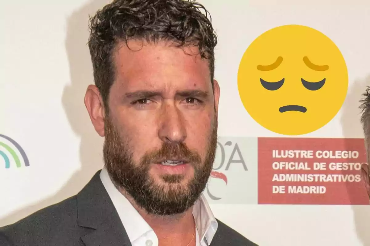 Fran Antón con barba y cabello rizado en un evento, con un emoji de cara preocupada superpuesto.