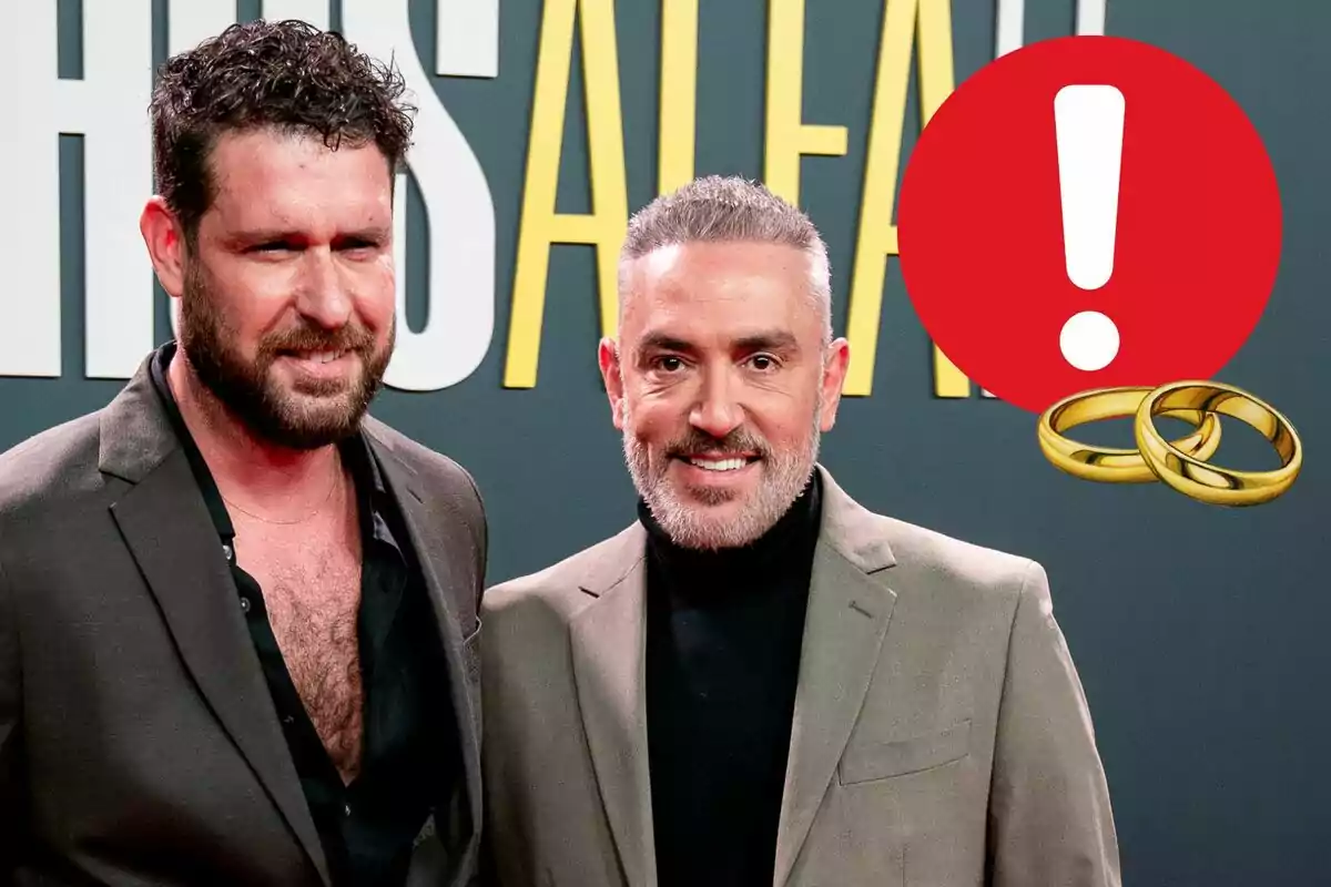 Fran Antón y Kiko Hernández posan juntos en un evento con un fondo que tiene letras grandes y un gráfico de un signo de exclamación rojo y dos anillos dorados.