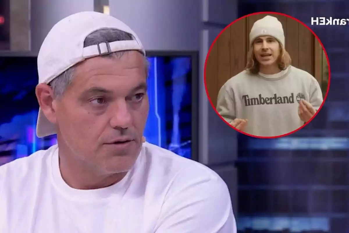 Frank Cuesta con una gorra blanca al revés y una camiseta blanca está hablando en 'El Hormiguero', mientras que en un círculo rojo en la esquina superior derecha se muestra a Daniel Sancho con una sudadera gris de Timberland y un gorro blanco.