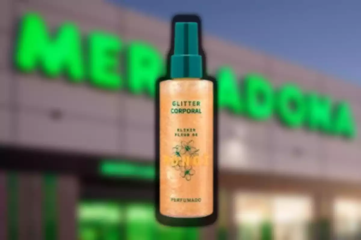 Una botella de glitter corporal perfumado con elixir de flor de monoi frente a un edificio con un letrero verde borroso. Una botella de glitter corporal perfumado con elixir de flor de monoi frente a un edificio con un letrero verde borroso.