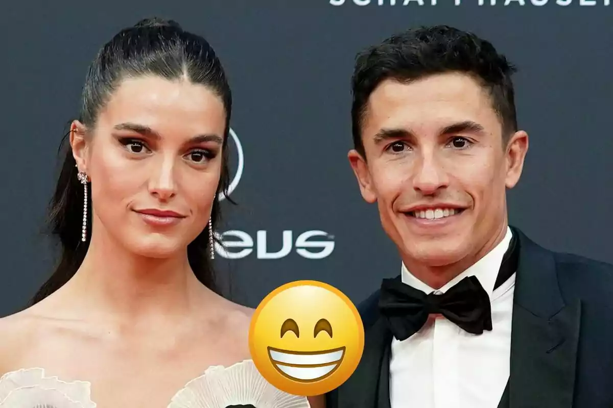 Gemma Pinto y Marc Márquez posando en un evento formal con un emoji sonriente superpuesto.