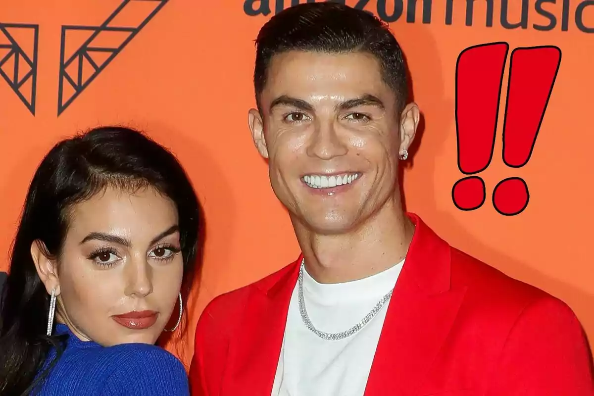 Georgina Rodríguez y Cristiano Ronaldo posan juntas frente a un fondo naranja con un diseño geométrico y el texto "amazon music" en la parte superior.