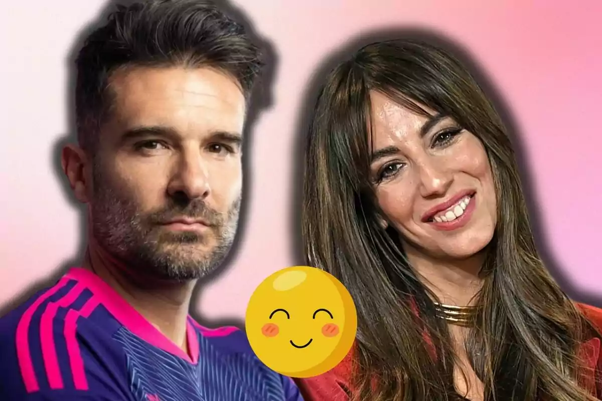 Gerardo Berodia y Almudena Cid posan juntos sobre un fondo rosado con un emoji sonriente en el centro.