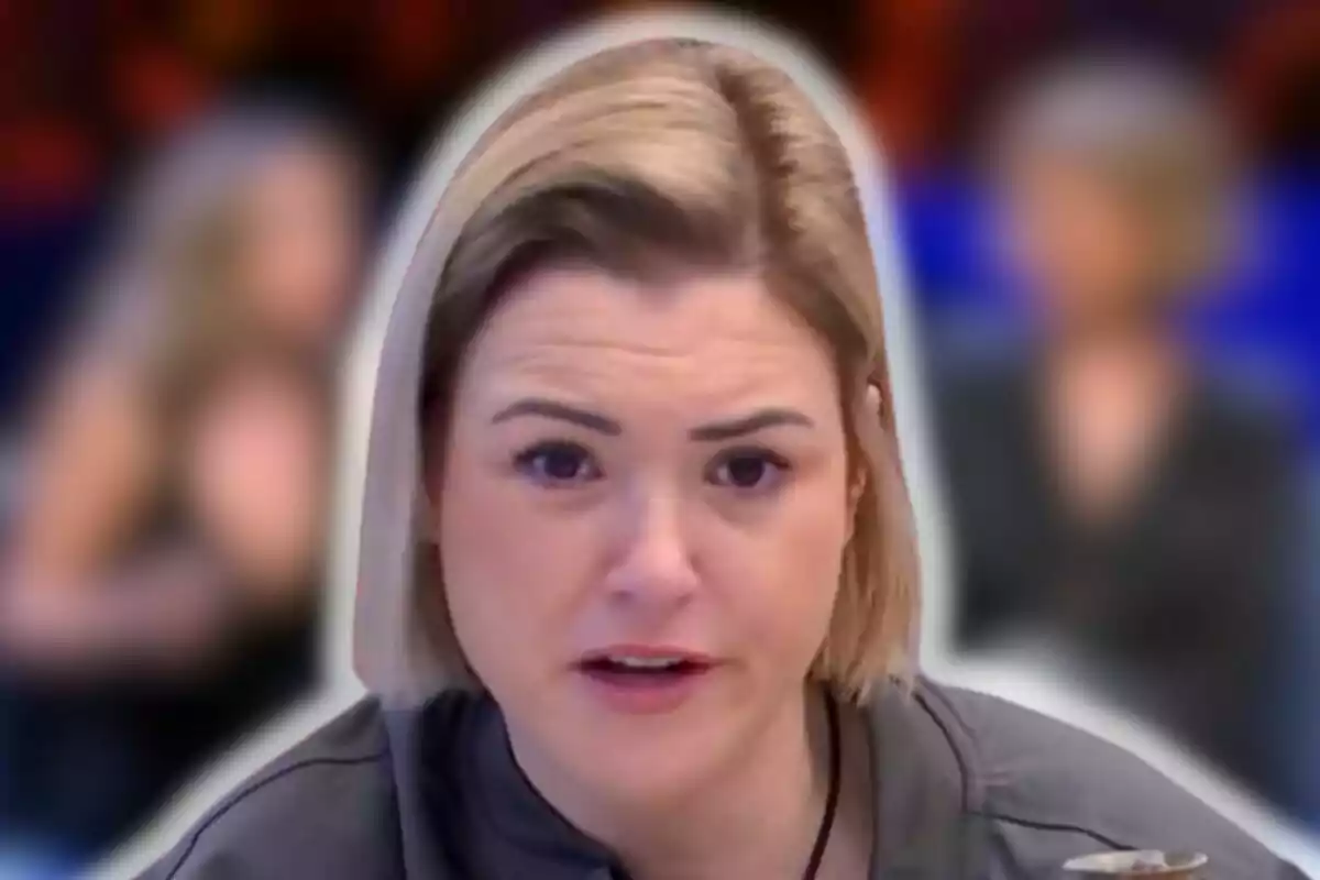 María Jesús Ruiz con cabello rubio corto y expresión seria en un entorno desenfocado.