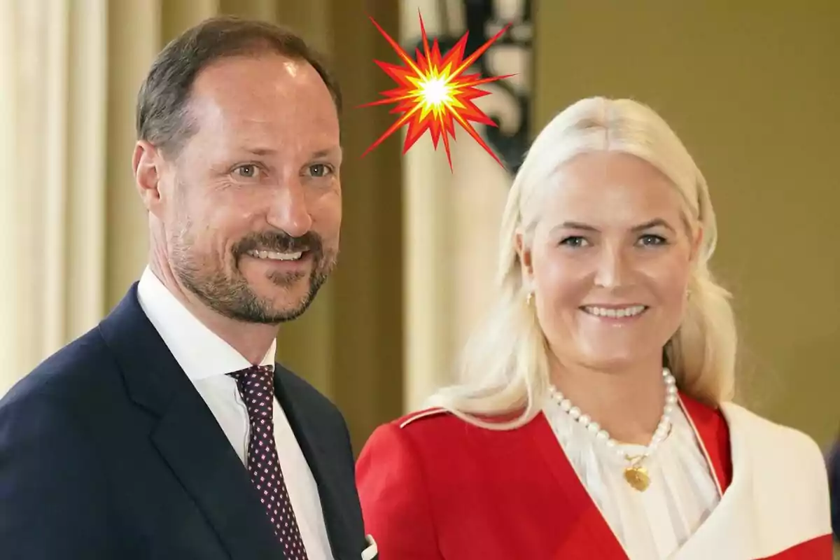 Hakoon y Mette-Marit de Noruega sonriente vestida de manera elegante con un efecto de explosión gráfica en el fondo.