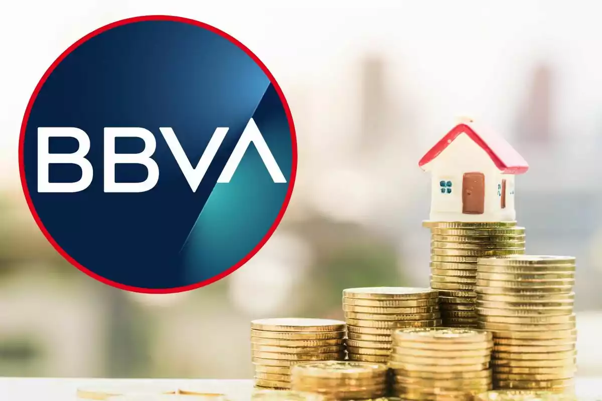 Logotipo de BBVA junto a una pila de monedas con una casa en miniatura encima.