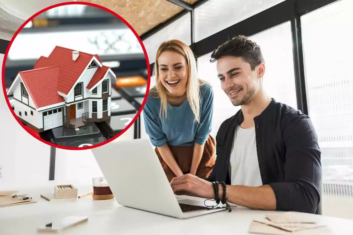 Una pareja sonriente mirando una computadora portátil con una imagen de una casa en un círculo rojo superpuesta en la esquina superior izquierda.