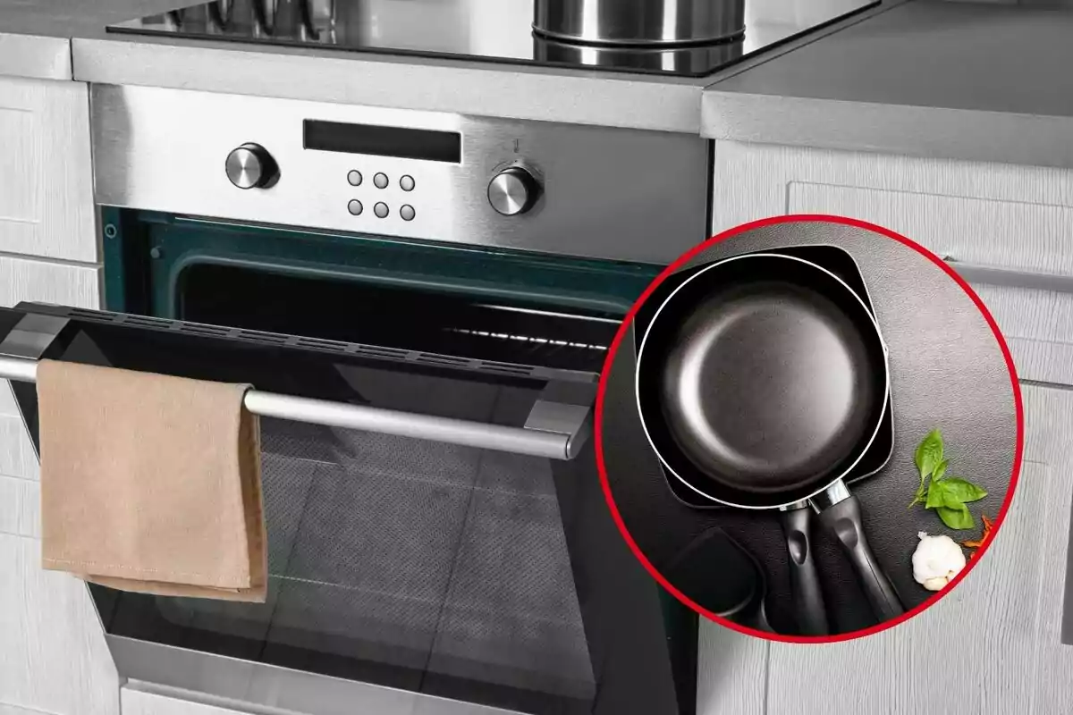 Horno de cocina con puerta abierta y sartén negra en primer plano. Horno de cocina con puerta abierta y sartén negra en primer plano.