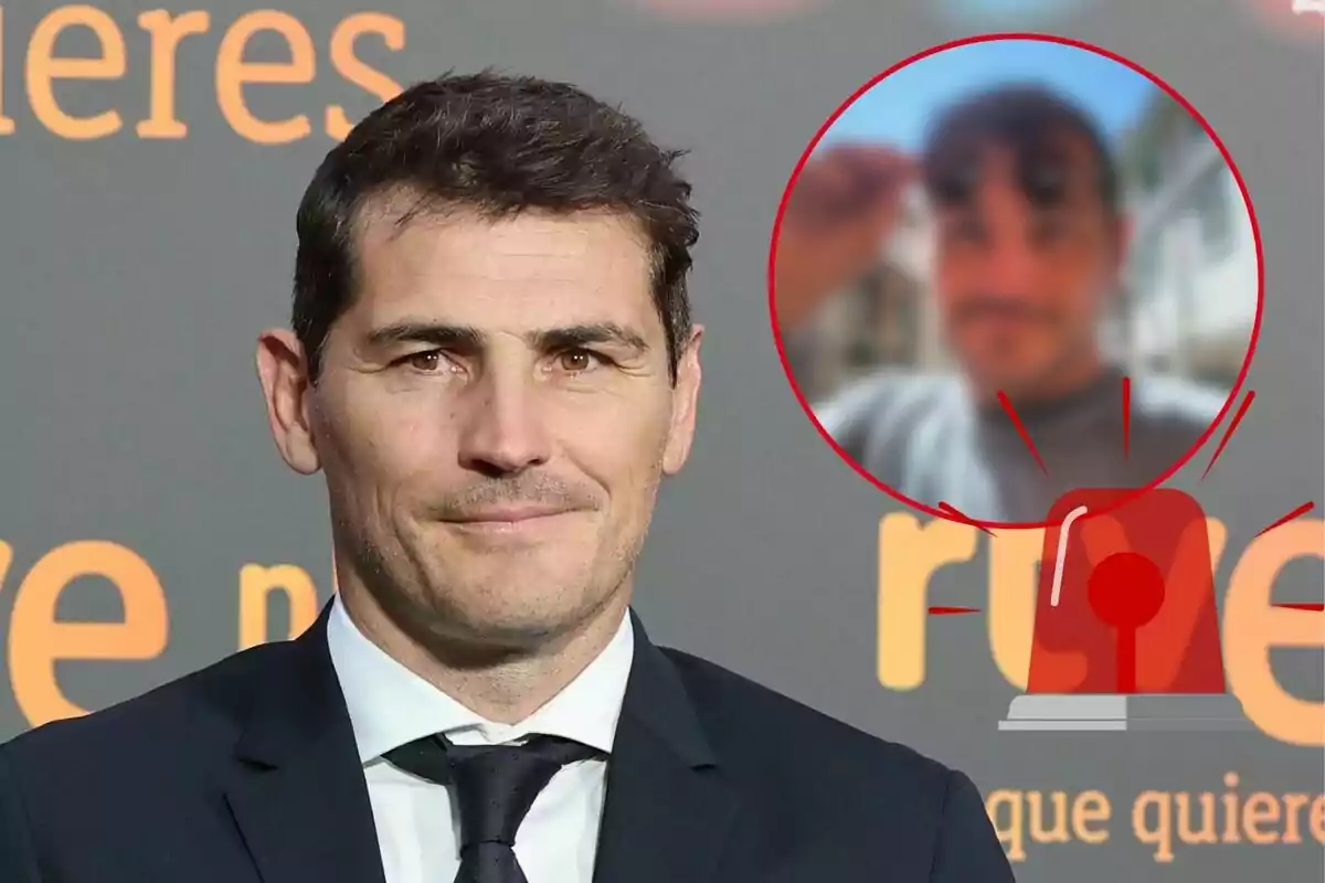 Iker Casillas con traje y corbata frente a un fondo con letras naranjas y grises, con una imagen borrosa de otra persona dentro de un círculo rojo en la esquina superior derecha.