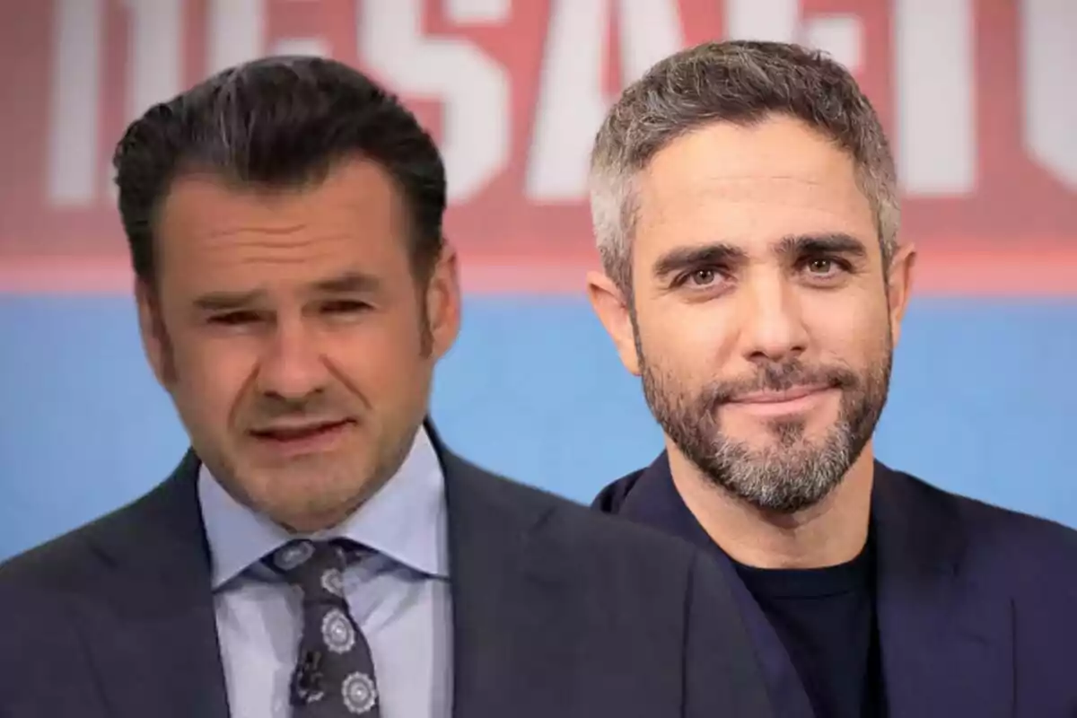 Iñaki López y Roberto Leal con barba y cabello corto, uno con traje y corbata y el otro con una chaqueta oscura, posan frente a un fondo borroso con colores rojo y azul.