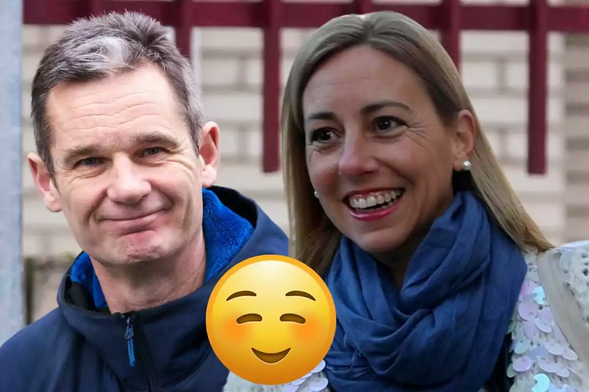 Iñaki Urdangarin y Ainhoa Armentia sonrientes con un emoji de cara sonriente en el centro.