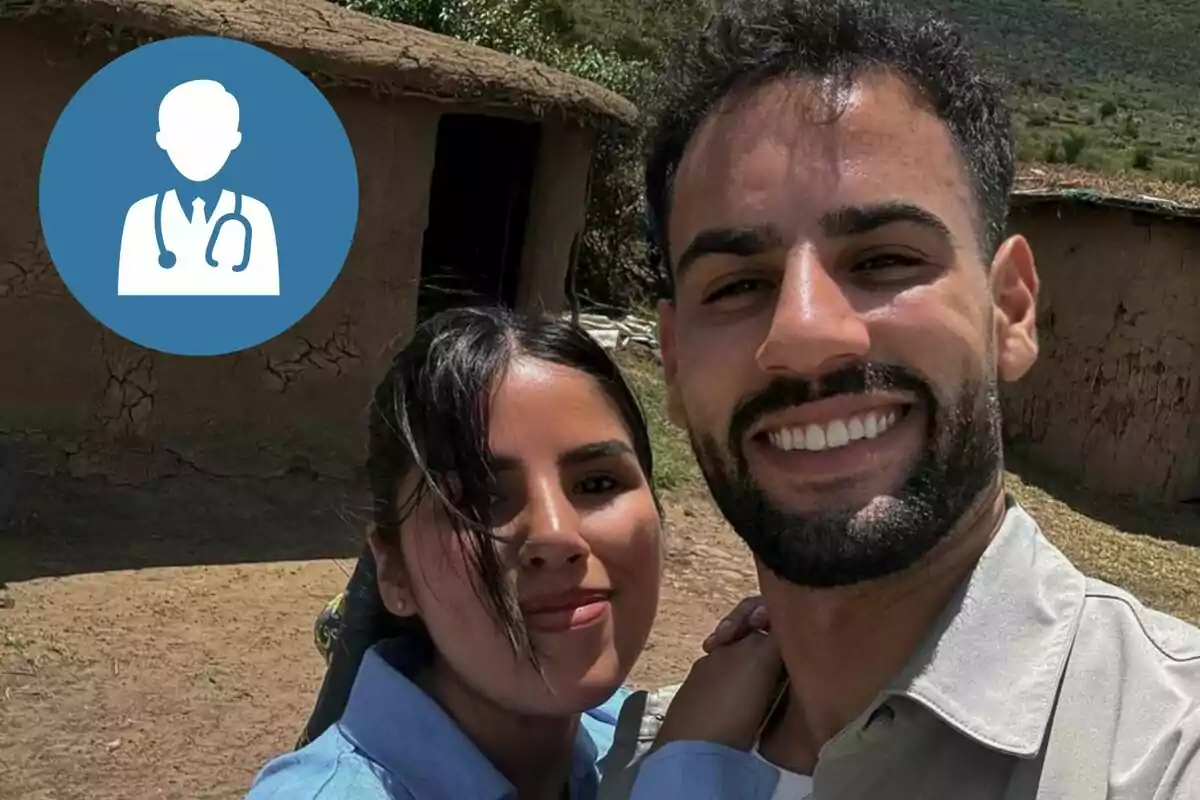 Isa Pantoja y Asraf Beno sonriente se toma una selfie frente a una casa de adobe en un entorno rural, con un ícono de médico en la esquina superior izquierda.