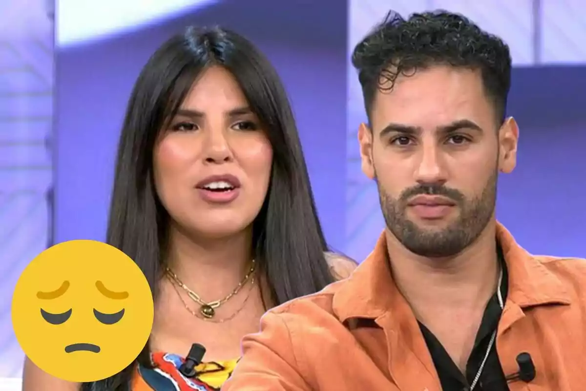 Asraf Beno e Isa Pantoja sentada en el set de 'Vamos a ver' con un emoji de cara triste en la esquina inferior izquierda.