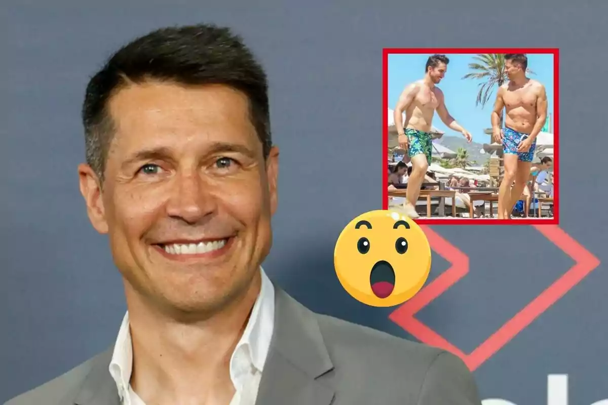 Jaime Cantizano sonriente con traje gris y camisa blanca, con una imagen insertada en la esquina superior derecha que muestra a dos hombres en traje de baño en la playa, junto a un emoji de cara sorprendida.