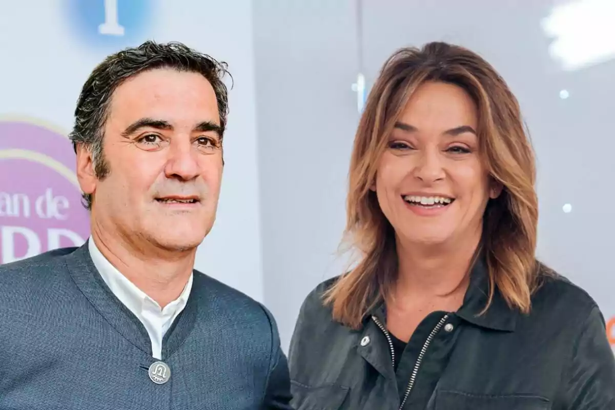 Jesulín de Ubrique y Toñi Moreno sonriente posa para una foto en un evento.