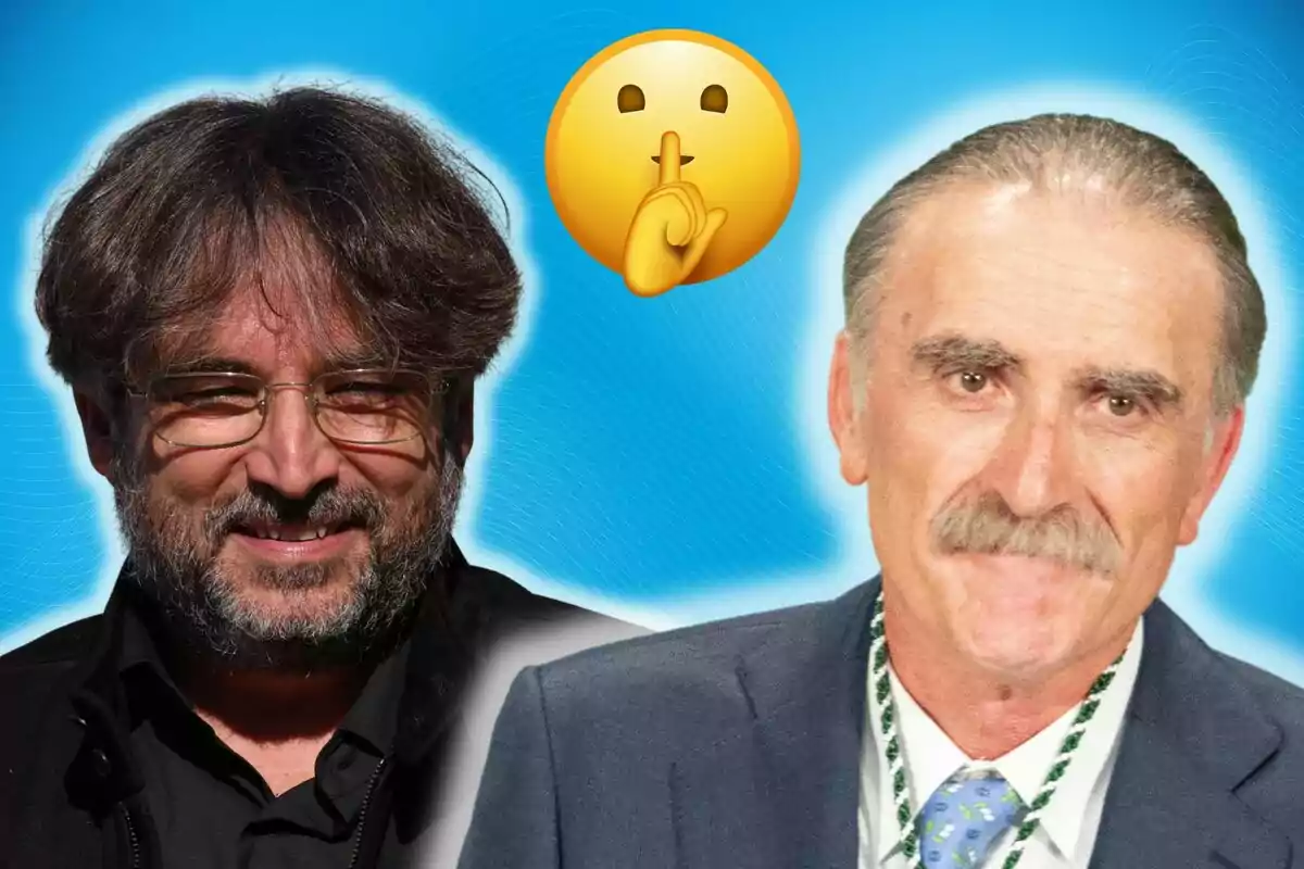 Jordi Évole y Juan y Medio sonrientes con un emoji de silencio en el centro sobre un fondo azul.