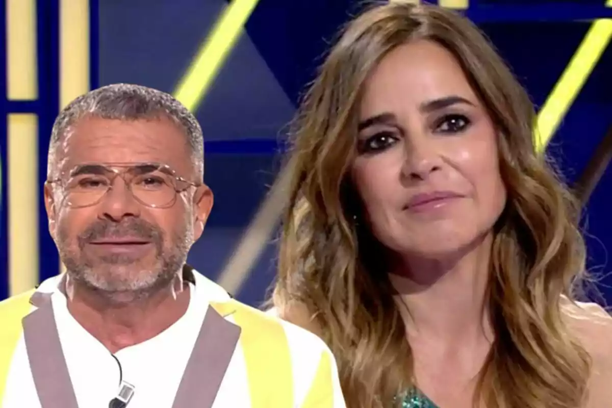 Jorge Javier Vázquez y Carmen Alcayde en un set de televisión con fondo azul y amarillo.