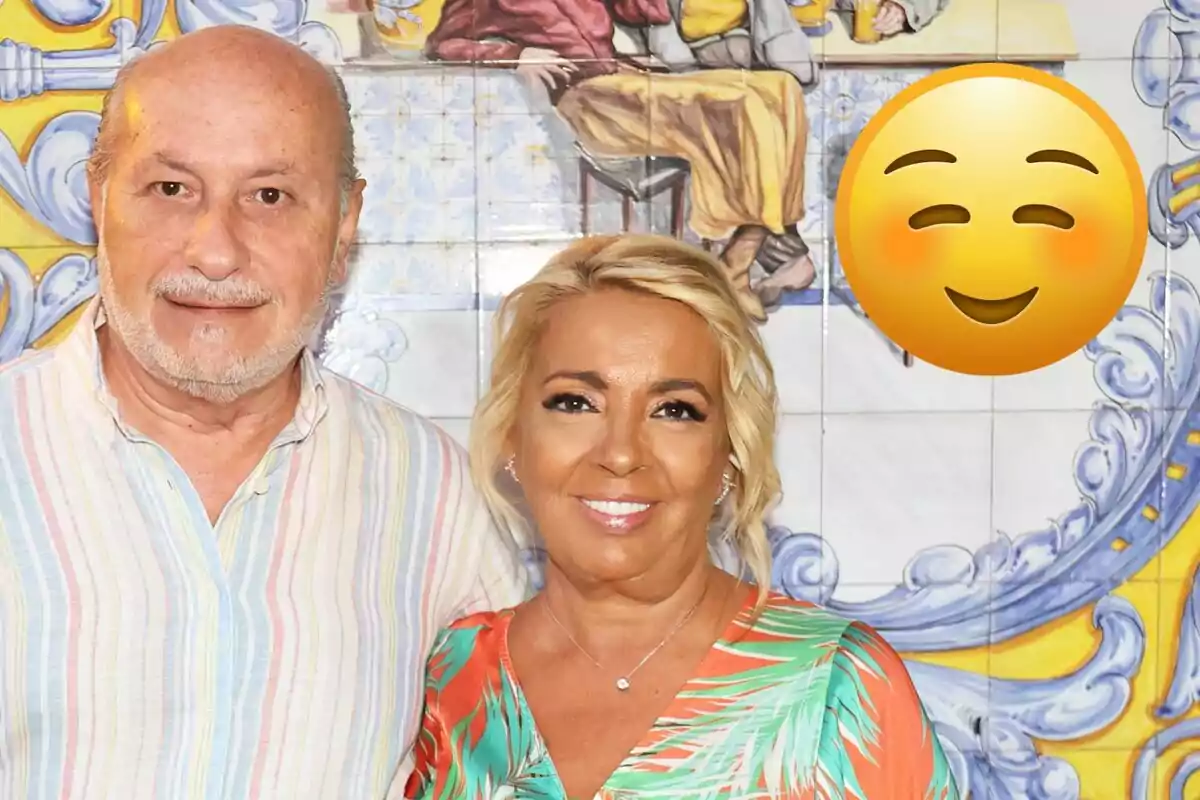 José Carlos Bernal y Carmen Borrego sonriente posa frente a un mural colorido con un emoji de cara sonriente grande a la derecha.