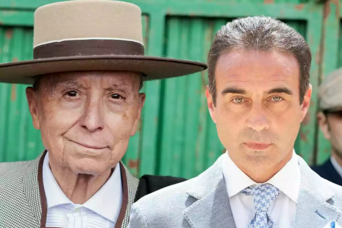 José Ortega Cano y Enrique Ponce posan juntos, uno lleva un sombrero tradicional y el otro viste un traje elegante, con un fondo verde.