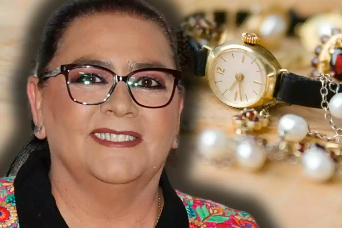 María del Monte con gafas sonríe mientras en el fondo se ve un reloj dorado y varias joyas.