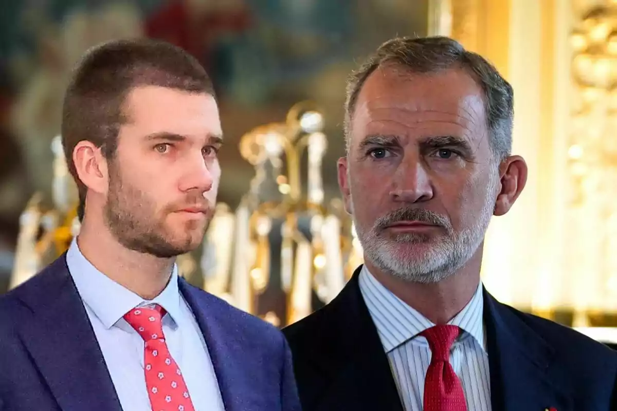 Juan Urdangarin y Felipe VI con traje y corbata roja, uno más joven con barba incipiente y el otro mayor con barba canosa, en un entorno elegante con decoración dorada.