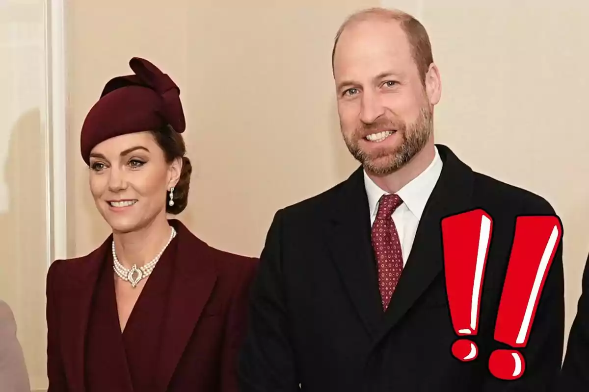 Kate Middleton y el príncipe Guillermo vestida elegantemente sonríe mientras posa para una foto en un evento formal.