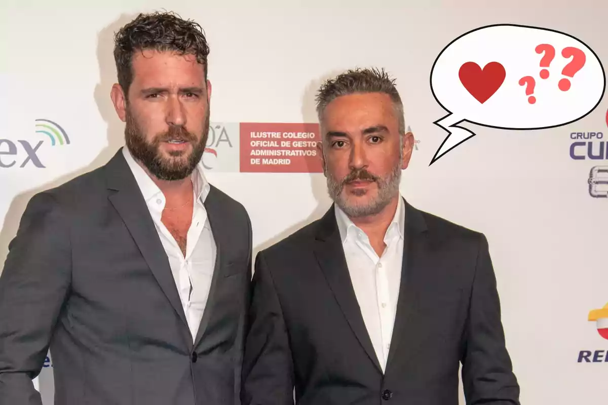 Kiko Hernández y Fran Antón con trajes oscuros posan para una foto en un evento, uno de ellos tiene una burbuja de diálogo con un corazón y signos de interrogación.