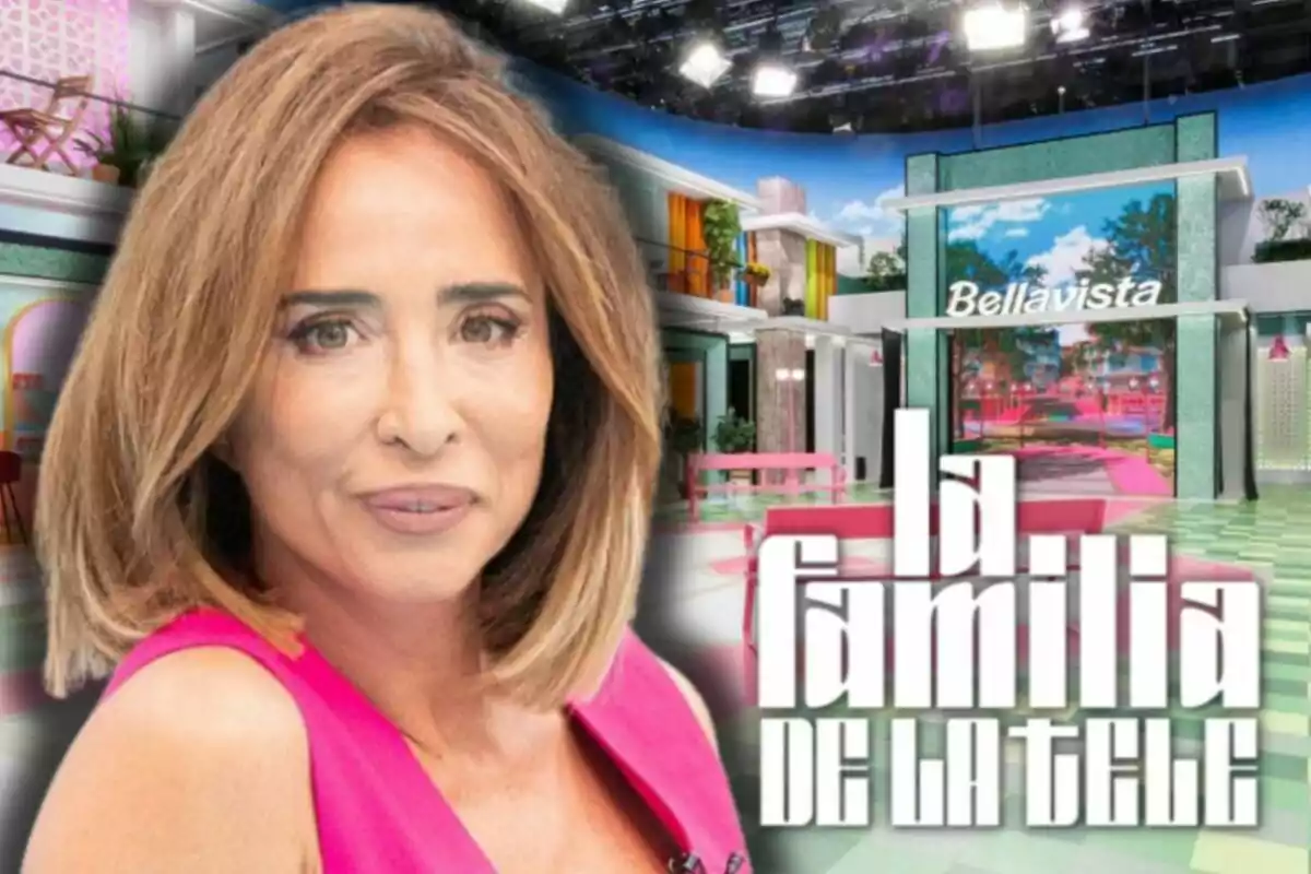 María Patiño con vestido rosa aparece en primer plano con un set de televisión colorido al fondo y el texto la familia de la tele
