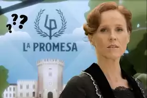 María Castro con cabello pelirrojo y expresión seria está frente a un fondo que muestra un edificio con una torre y el texto 