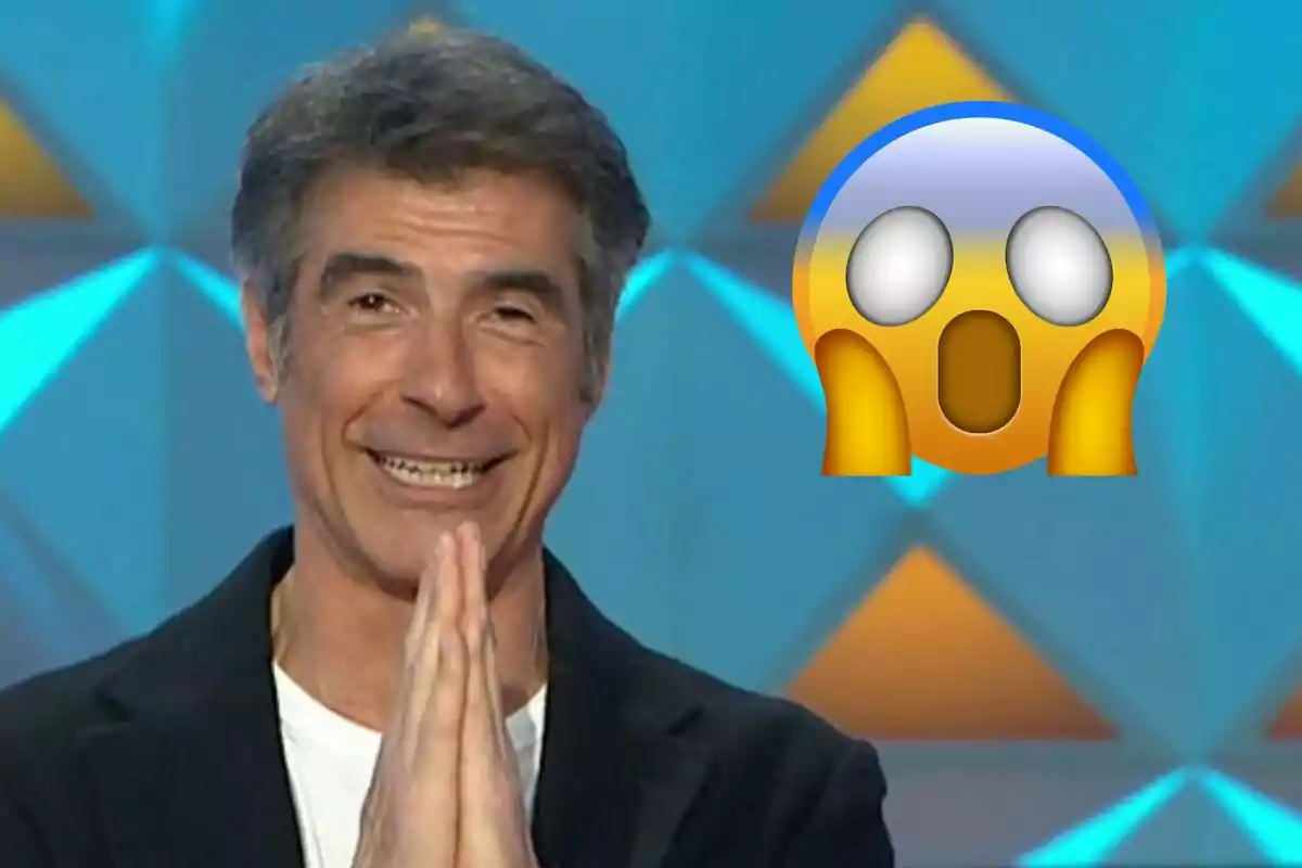 Jorge Fernández sonriente con las manos juntas en un gesto de oración y un emoji sorprendido al lado.