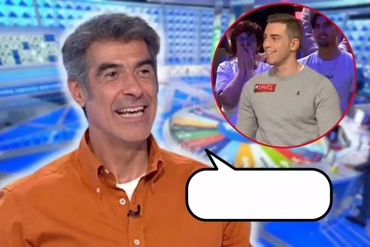 Jorge Fernández in an orange jersey smiles on a television show, while in a frame another man can be seen wearing a grey sweater and a tag with the name "Miguel", surrounded by people who seem excited.